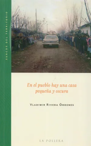 EN EL PUEBLO HAY UNA CASA PEQUEÑA Y OSCURA